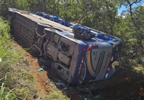 acidente-de-onibus-deixa-dois-mortos-e-dez-feridos-em-minas-gerais.webp.jpeg
