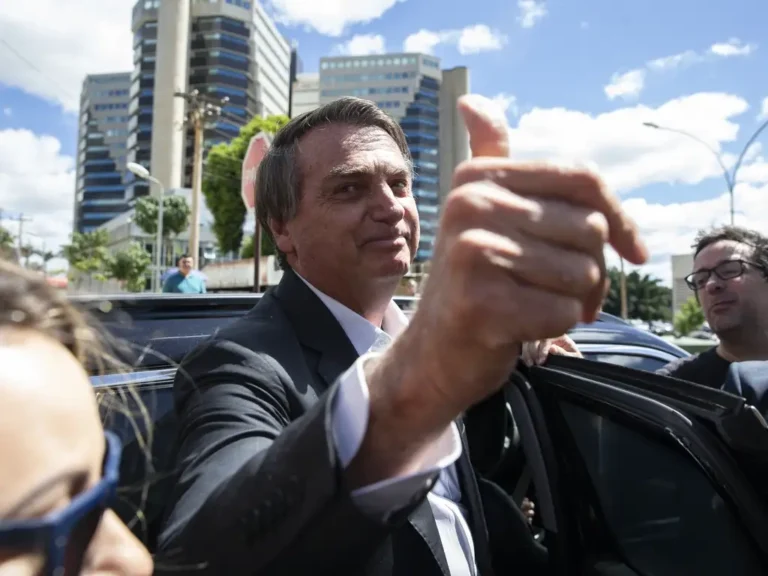 bolsonaro-policia-federal_mcamgo_abr_260420231818-4.webp.webp