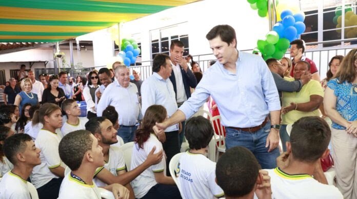 DANIEL-VILELA-INAUGURA-ESCOLA-EM-JATAI1-e1790204527333-696x388.jpeg
